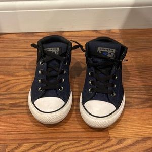 Navy blue converse USED. Good condition